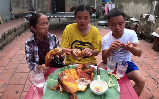 Bắt chước anh trai mang gà của mẹ đi làm thịt, con gái bà Tân lập tức bị mắng vì tội 'lười làm hay ăn'