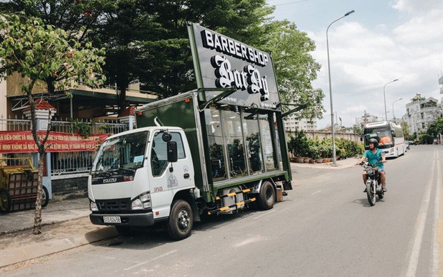 Độc đáo xe cắt tóc lưu động tiền tỷ ở Sài Gòn, khách chỉ cần trả phí bằng... nụ cười tươi