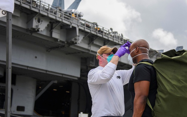 Năm thủy thủ dương tính lần hai với SARS-CoV-2 khi trở lại tàu USS Roosevelt