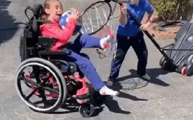 Clip triệu view gây sốt cư dân mạng: Cảm động trước hình ảnh em trai giúp chị gái bị bệnh ngồi xe lăn chơi bóng rổ