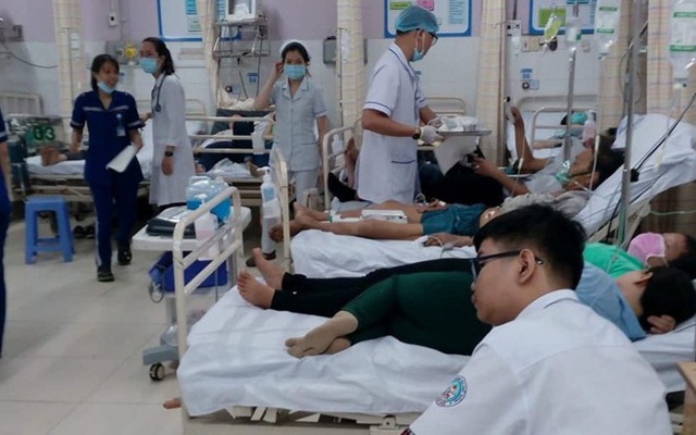 Ăn bánh mì có chứng nhận an toàn, 140 người nhập viện