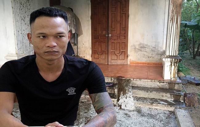 Đại ca giang hồ chỉ đạo đàn em mở nhạc đám ma, thắp hương và ném trứng thối để đòi tiền con nợ