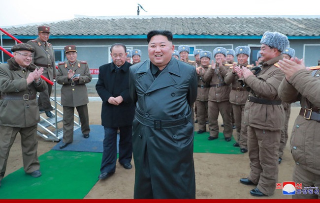 Vì sao ông Kim Jong Un theo đuổi phong cách thời trang mới, không còn mô phỏng theo ông nội?