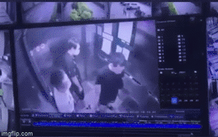 Clip Gay Phẫn Nộ Khong đeo Khẩu Trang Người đan Ong Khạc đờm Nhổ Ra Thang May Chung Cư