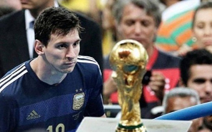 Xem hình ảnh này về nỗi đau của Lionel Messi tại World Cup 2014 để cảm nhận được tâm trạng và nỗi đau của ngôi sao bóng đá này. Hãy cùng nhìn lại lịch sử đầy xúc động của World Cup 2014 và tinh thần chiến đấu của đội tuyển Argentina.