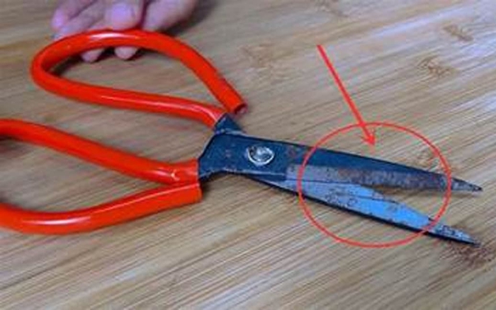 Kéo cùn đừng dùng đá mài, áp dụng cách sau đây kéo sẽ sắc như mới mua ngoài  hàng: Đơn giản mà hiệu quả