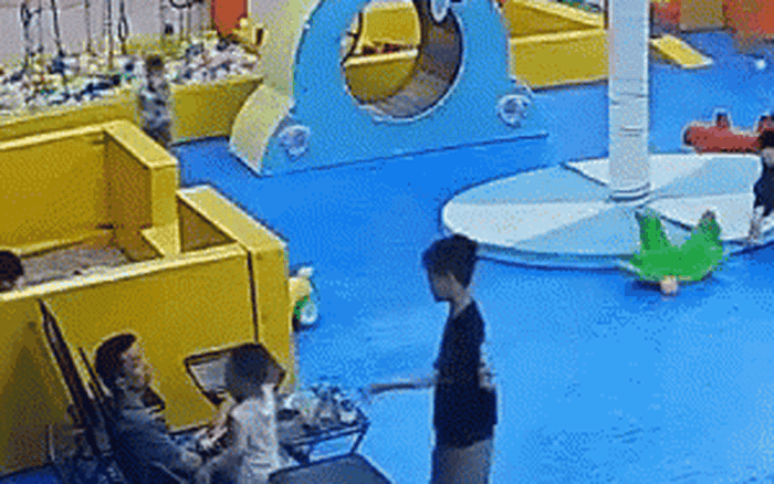 Camera vụ b&eacute; trai 8 tuổi bị người lớn t&aacute;t &ugrave; tai trong khu vui chơi ở H&agrave; Nội:  Nguy&ecirc;n nh&acirc;n sự việc