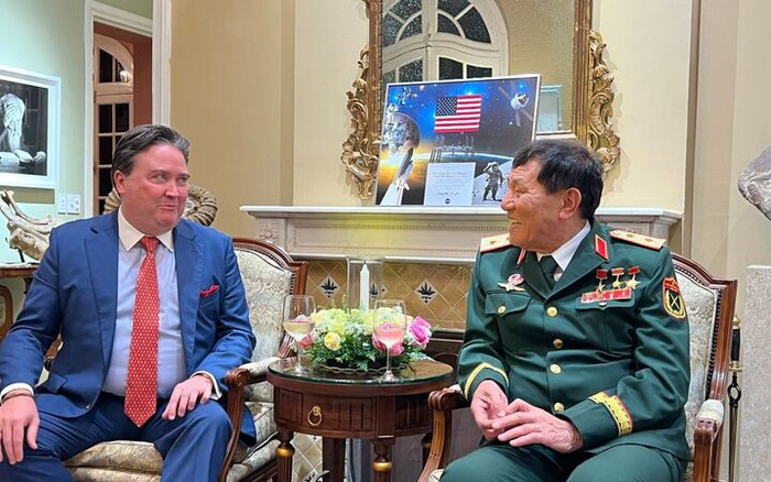 Phạm Tuân và Đại sứ Knapper chúc mừng Amanda Nguyễn bay vào vũ trụ