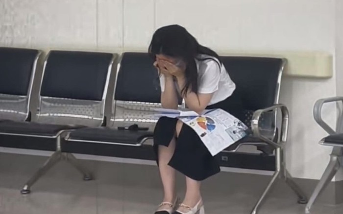 Cô gái 23 tuổi bật khóc ở hành lang bệnh viện khi nhận kết quả ung thư máu  giai đoạn 3