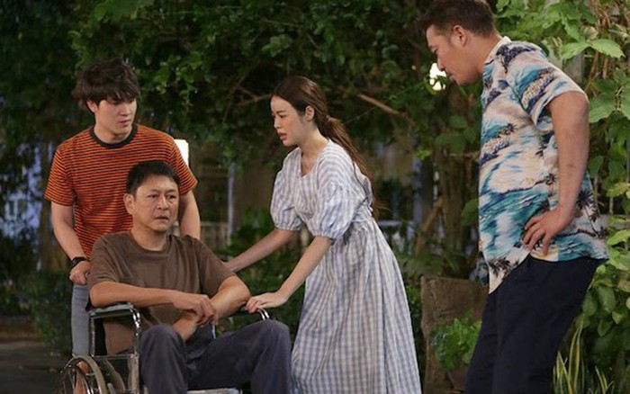 Anh trai tôi đưa bố mẹ đi du lịch mỗi năm, còn tôi là người đóng tiền thuốc suốt 7 năm và chưa từng được ai nhắc đến