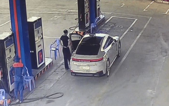 Người phụ nữ lái Porsche đi đổ xăng, mời nam nhân viên vào xe ngồi luôn: Bất ngờ lý do