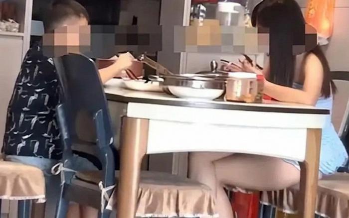 "Muốn đẩy con gái vào nguy hiểm sao?": Dân mạng phẫn nộ với người bố suốt ngày quay clip con gái câu view