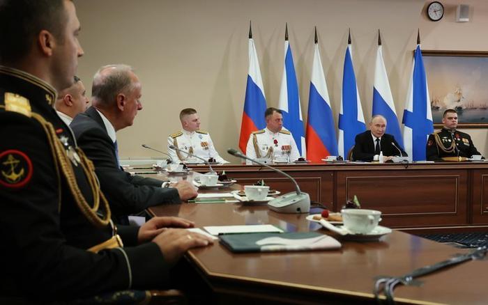 https://sohanews.sohacdn.com/zoom/700_438/160588918557773824/2026/7/27/ong-putin-17851270964001540024811-0-0-432-691-crop-1785127100261384949354.jpg