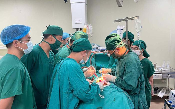 160 phút căng thẳng trong phòng phẫu thuật để cứu nữ bệnh nhân ngã từ tầng cao