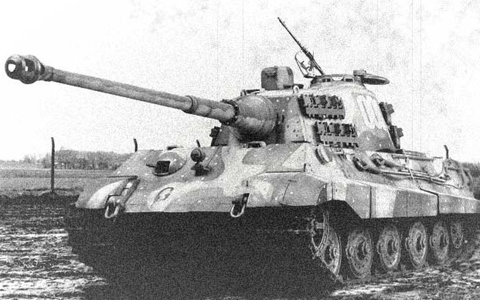 King Tiger là một trong những biểu tượng đầy sức mạnh và cỡ lớn trong lịch sử xe tăng. Hãy nhìn vào hình ảnh về King Tiger để cảm nhận được sự uy lực của nó trên chiến trường và đồng thời khám phá sự tinh tế trong thiết kế của máy bay chiến đấu này.