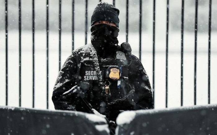 24h qua ảnh: Mật vụ Mỹ đứng gác Nhà Trắng dưới mưa tuyết