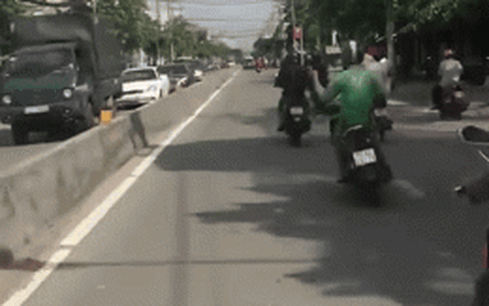15 giây tung hoành trên đường của tài xế Grab khiến người đi đường không  dám lại gần
