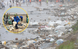 Khách vô tư tắm ở bãi biển ngập rác, chính quyền Nam Định nói "đã đặt biển cấm, dân phớt lờ"