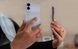 Chuyên gia review: "Điện thoại siêu mỏng của Samsung đẹp đấy, nhưng pin có dùng được một ngày không"?