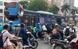 Hà Nội: Hiện trường vụ hàng chục người nâng xe buýt cứu người phụ nữ kẹt dưới gầm xe, tình trạng nạn nhân
