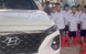 Phó hiệu trưởng nhận trách nhiệm vụ đỗ ô tô cạnh nơi học sinh chào cờ