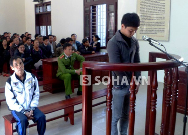 Đối tượng Trần Quang Đức cúi đầu nhận tội tại phiên tòa.
